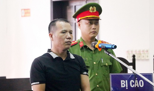 Kẻ mang lựu đạn giả đi cướp ngân hàng lĩnh án 8 năm tù Ke mang luu dan gia di cuop ngan hang linh an 8 nam tu