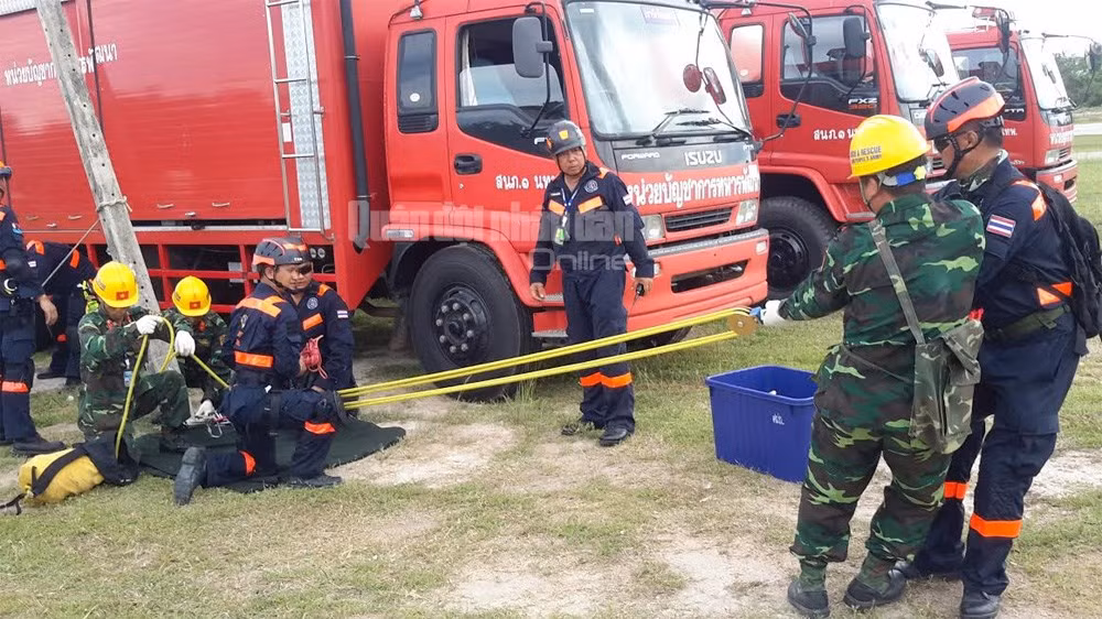 Phối hợp cùng lực lượng quân đội Thái Lan chuẩn bị hệ thống dây ròng rọc để đưa nạn nhân từ nhà cao tầng xuống đất.