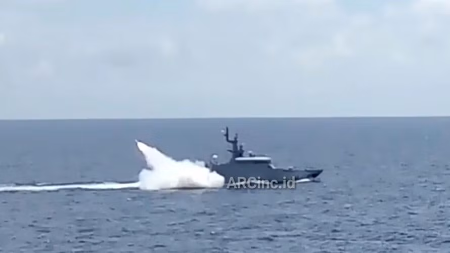 Theo đó, hôm 14/9, cặp tàu tên lửa KCR-40 của Hải quân Indonesia đã thực hiện việc phóng thử thất bại hai tên lửa hành trình chống hạm C-705 trong khuôn khổ tập trận Armada Jaya 2016 ở biển Java. Nguyên nhân thất bại thì vô cùng kỳ quặc và đáng xấu hổ. Nguồn ảnh: Arcinc
