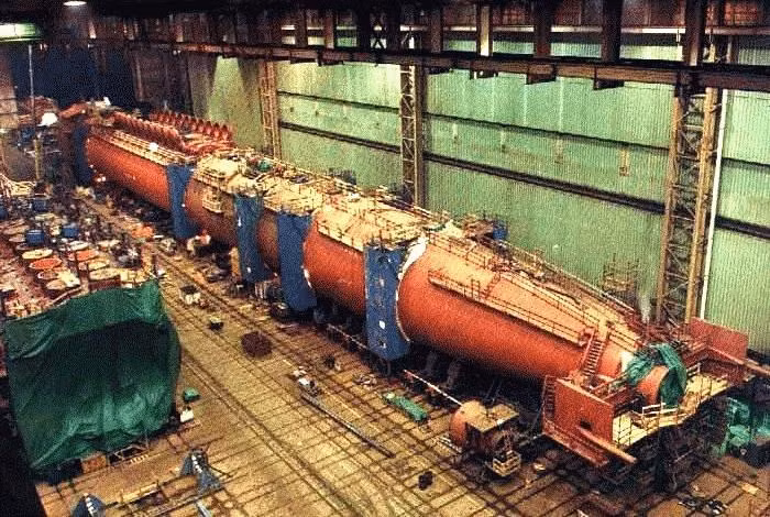 Tàu ngầm USS Pennsylvania (SSBN-735) được khởi đóng vào ngày 29/11/1982 tại nhà máy General Dynamics Electric Boat (bang Connecticut), hạ thủy ngày ngày 23/4/1988. Trong ảnh là phần thân tàu ngầm SSBN-735 trong quá trình chế tạo với chiều dài tổng thể 170m, rộng 13m (ở phần lớn nhất). Nguồn ảnh: navasource