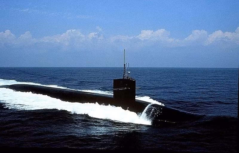 Hải quân Mỹ vừa đưa ra tuyên bố với báo giới, tàu ngầm hạt nhân USS Pennsylvania (SSBN-735) đã cập cảng Apra, quần đảo Guam thuộc Mỹ vào ngày hôm qua (31/10). Chuyến thăm diễn ra trong bối cảnh căng thẳng bán đảo Triều Tiên leo cao sau vụ thử hạt nhân của CHDCND Triều Tiên và việc Mỹ quyết định triển khai hệ thống phòng thủ tên lửa pha cuối THAAD tới Hàn Quốc. Nguồn ảnh: navasource