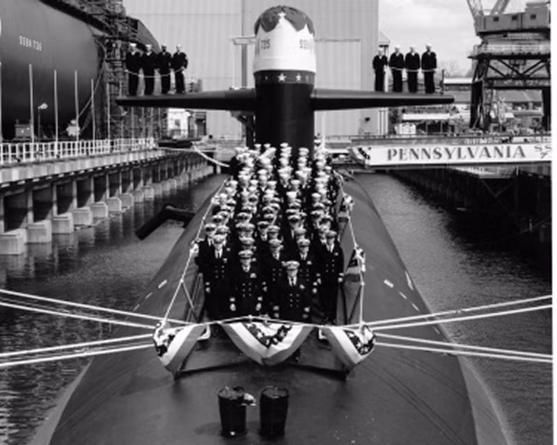 Lớp Ohio được coi là tàu ngầm hạt nhân lớn nhất của Hải quân Mỹ hiện nay, với lượng giãn nước toàn tải khi nổi là 16.764 tấn và khi lặn là 18.750 tấn. Ảnh tư liệu ngày mà SSBN-735 được gia nhập Hải quân Mỹ cùng đội thủy thủ đoàn đầu tiên của nó. Nguồn ảnh: navasource