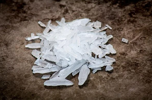 Cùng lúc đó, các tổ công tác cũng đồng loạt triển khai bắt giữ các đối tượng Đinh Văn Thành và Trần Đăng Tiến (57 tuổi, thường trú tại Hà Nam) đang cùng ở tại địa chỉ tại một khu chung cư trên đường Hoàng Minh Giám, Cầu Giấy, Hà Nội. Công an thu giữ 5 viên ma túy loại Methamphetamin (khối lượng 0,502g), 1 cân điện tử màu trắng có dính ma túy loại Methamphetamin, 4 điện thoại di động và nhiều tài liệu liên quan đến hành vi phạm tội. (Ảnh minh họa) 