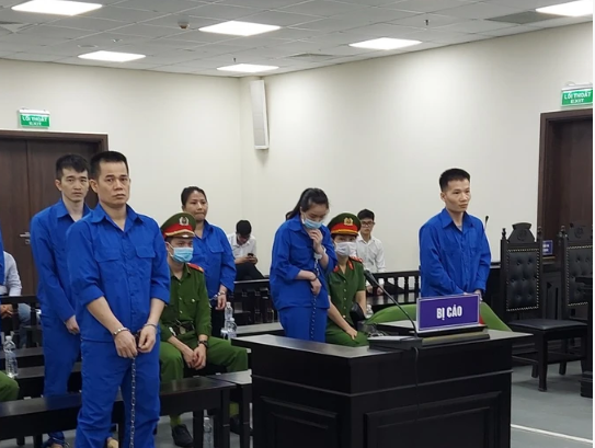 Trong vụ án này, Hương "mẩu" bị cáo buộc đã 4 lần mua bán trái phép 35 bánh heroin, tương đương gần 12 kg, 53 túi ma túy tổng hợp dạng "đá" và 9 bịch ma túy hồng phiến tổng khối lượng hơn 55 kg và đã thu lời bất chính 1,7 tỷ đồng. Ngoài vụ án trên, bà trùm Hương "mẩu" còn dính tới vụ mua bán trái phép chất ma tuý khủng từ Nghệ An về Hà Nội do Đinh Văn Thành, cũng do Công an Hà Nội triệt phá. 