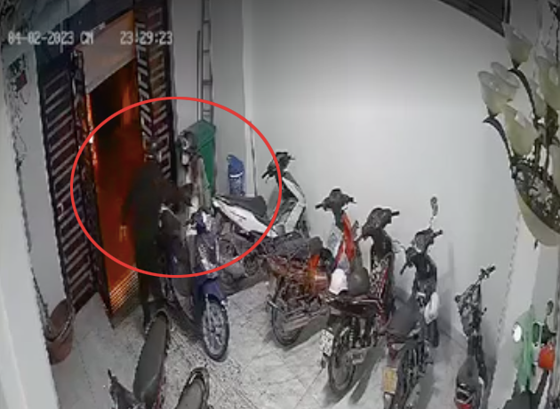  Cô gái bất ngờ bị kẻ biến thái lao tới sàm sỡ: Đêm 2/4/2023, tại một ngôi nhà trong đường Bùi Xương Trạch (Khương Đình, Thanh Xuân, TP.Hà Nội), một cô gái vừa lái xe máy vào nhà và đang quay lại khóa cửa thì phát hiện một nam giới mặc quần áo tối màu, đeo khẩu trang, đội mũ bảo hiểm tiến vào. Đối tượng này bất ngờ dùng tay phải sờ ngực cô gái. Quá bất ngờ, nạn nhân cúi người rồi giữ tay đối tượng lại nhưng gã nhanh chóng đẩy tay cô gái ra rồi rời khỏi hiện trường. 