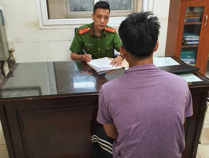  Khống chế, sàm sỡ cô gái lúc nửa đêm ở nhà trọ: Chiều 30/6/2022, liên quan đến vụ cô gái trẻ bị kẻ lạ mặt xông vào nhà trọ khống chế, sàm sỡ, Công an quận Đống Đa (Hà Nội) cho biết đã xác minh và triệu tập nam thanh niên này về trụ sở để làm rõ. Người này được xác định là N.H.A. (SN 2004, trú tại quận Đống Đa, Hà Nội). Nam thanh niên này cho biết tối 28/6, trong lúc đi xe máy ở khu vực Giải Phóng thì bắt gặp cô gái đi trên đường nên đã nảy sinh ý định sàm sỡ và bám theo về tận phòng trọ ở phường Kim Liên để thực hiện hành vi này. 