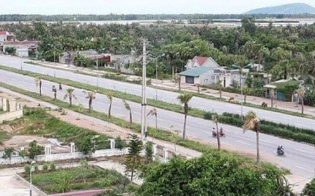  Kẻ bịt mặt sàm sỡ nhiều phụ nữ trẻ trên đường vắng: Ngày 14/7/2022, UBND phường Mai Lâm, thị xã Nghi Sơn, tỉnh Thanh Hóa cho biết đã tiếp nhận thông tin nhiều nữ công dân khi đi qua địa bàn bị một nam thanh niên biến thái có hành động sàm sỡ và đang giao cho công an xác minh, truy tìm. Trước đó, trên Facebook lan truyền thông tin một số tuyến đường trên địa bàn phường Mai Lâm dẫn xuống Khu kinh tế Nghi Sơn xảy ra sự việc nhiều chị em phụ nữ bị kẻ biến thái sàm sỡ. Thủ đoạn của kẻ biến thái khi thấy chị em phụ nữ trẻ tuổi đi bộ hoặc đi xe máy tại các đoạn đường vắng người qua lại sẽ áp sát xe, dùng tay sàm sỡ vùng ngực hoặc bộ phận nhạy cảm rồi bỏ chạy. 