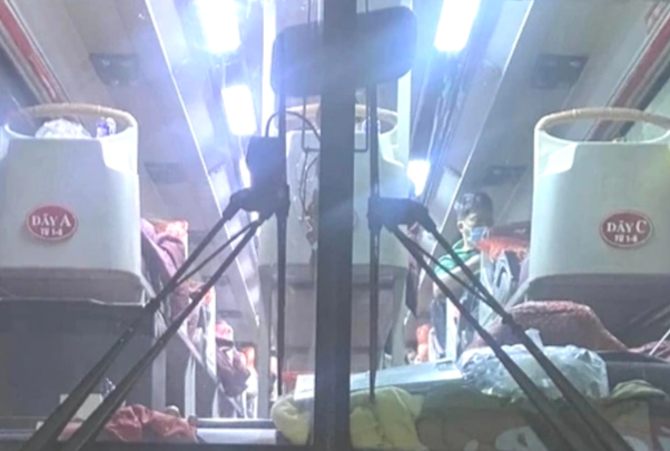  Cô gái 21 tuổi tố bị sàm sỡ trên xe khách: Tối 16/1, Chị Quỳnh (21 tuổi) cùng em gái bắt xe khách N.T. (trụ sở tại TP Buôn Ma Thuột, Đắk Lắk) về TP HCM. Chị và em gái được bố trí nằm ở ghế số 5, cách nhau đường luồng. Sau đó, nam tài xế phụ của xe đã nằm giữa đường luồng và có hành vi thò tay, luồn vào chăn, sờ mông chị này. Chị Quỳnh phát hiện, hất tay ra, nhưng người này vẫn sờ tay, quàng ôm và định sờ ngực. Chị Quỳnh đã hét lớn cho mọi người biết. Chiều 23/2, chủ nhà xe N.T. cho biết, đã cho tài xế B. (52 tuổi) thôi việc. 