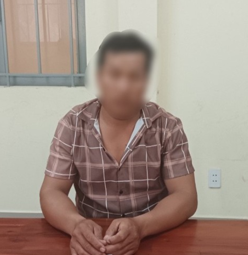  Người đàn ông sàm sỡ nữ sinh trên đường: Ngày 13/11/2023, Công an thị trấn Tân Biên, huyện Tân Biên, Tây Ninh đã lập hồ sơ xử lý đối tượng H.T.T (SN 1992, ngụ ấp Thạnh Tân, xã Thạnh Tây, huyện Tân Biên) để điều tra về hành vi sàm sỡ nhiều nữ sinh. Tại cơ quan Công an, T đã thừa nhận hành vi vi phạm của mình và cho biết trong 2 ngày 10 và 11/11, lợi dụng lúc đầu giờ sáng và đầu giờ chiều là thời gian các em học sinh đi học, T. đi xe máy bám theo các nữ sinh. sàm sỡ nhiều học sinh trên đường rồi bỏ chạy.