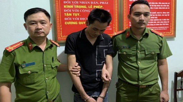  Xông vào nhà vệ sinh dâm ô nữ sinh lớp 5: Ngày 20/5/2020, Công an TP.Đồng Hới, tỉnh Quảng Bình đã ra quyết định khởi tố bị can và lệnh bắt tạm giam Phạm Đình Luận (SN 1987, trú phường Nam Lý, TP.Đồng Hới) để tiếp tục điều tra về hành vi dâm ô với người dưới 16 tuổi. Trước đó, sáng 18/5, tại một trường tiểu học trên địa bàn phường Đồng Phú, TP. Đồng Hới, một học sinh lớp 5 của trường xin đi vệ sinh. Vài phút sau, em này chạy vào hoảng hốt thông báo vừa bị một kẻ lạ mặt sàm sỡ trong nhà vệ sinh. Qua trích xuất camera an ninh của nhà trường cho thấy kẻ biến thái nhảy qua tường rào và đột nhập vào nhà vệ sinh nữ, sau đó trở ra cũng bằng đường cũ. 