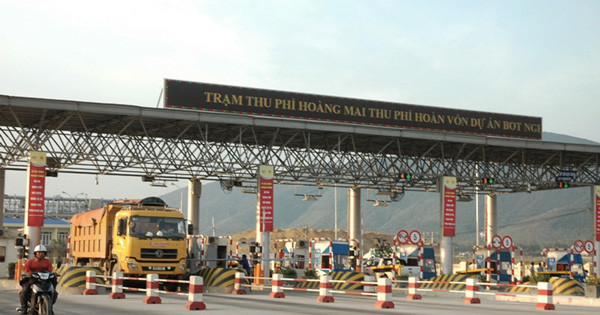 Đến 16h ngày 12/11, các cán bộ CSGT Công an tỉnh Nghệ An làm nhiệm vụ tại trạm soát vé Hoàng Mai (Nghệ An) phát hiện chiếc xe BKS 28H64xx như thông báo của Công an Hà Nội nên tiến hành chặn lại. Hai thanh niên trên xe được đưa về trụ sở Công an huyện Quỳnh Lưu. Tối cùng ngày, Công an Hà Nội đã tiếp nhận và di lý 2 đối tượng và chiếc xe về trụ sở Phòng Cảnh sát hình sự để làm rõ. Hai gã thanh niên khai nhận tên là Nguyễn Đức Ninh và Đoàn Văn Cường, đều trú tại Võng Xuyên (Phúc Thọ, Hà Nội). (Ảnh minh họa, nguồn internet)