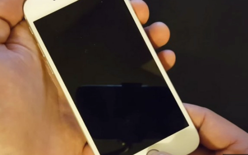 Anh H. đến đón, các đối tượng yêu cầu đi về thị xã Sơn Tây. Dọc đường, xe dừng lại để bạn gái Ninh về nhà. Do không thạo đường, anh H. phải nghe theo sự chỉ dẫn của hai đối tượng. Chúng đã "điều" anh H. đi về Võng Xuyên. Đến đoạn đường gần cánh đồng Dốc Kỳ, anh H. thông báo hết 850 nghìn đồng. Hai đối tượng vờ chê đắt, không đủ để trả và đề nghị anh H. đi theo chúng về nhà lấy tiền. (Ảnh minh họa, nguồn internet)