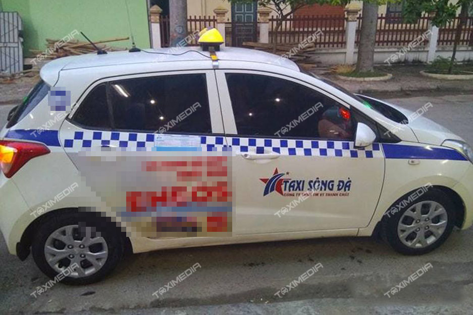 Chiều 12/11, Công an Hà Nội nhận được tin, có chiếc xe taxi giống như thông báo đang lưu thông trên QL1A hướng vào Thanh Hóa, Nghệ An. . Nhân chứng cho hay, vào trưa cùng ngày xuất hiện 2 thanh niên đi trên 1 xe taxi màu bạc gắn biển Sông Đà dừng ăn cơm ở Tĩnh Gia (Thanh Hóa). Hai người này sau khi tháo mào, bảng tính tiền và bóc logo xe thì đã "gạ" cầm cố tại một gara gần đó. Thấy có nhiều điểm bất thường nên chủ gara này không đồng ý. Hai thanh niên tiếp tục "chào hàng" tại vài điểm khác đều thất bại nên đã lên xe và đi về hướng Nghệ An. (Ảnh minh họa, nguồn internet)