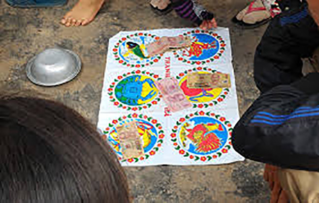 Tiếp tục sàng lọc, các trinh sát tập trung vào nhóm thanh niên tại ngã ba Mãn Đức (huyện Tân Lạc, Hòa Bình). Thời gian gần đây, ở ngã ba này có mở hội chợ nên người qua lại rất đông. Đặc biệt, trong hội chợ có nhóm người tổ chức chơi các trò cờ bạc như "bầu tôm". Đi sâu tìm hiểu nhóm người này, các trinh sát phát hiện có đối tượng Đoàn Văn Cường (22 tuổi, ở xã Võng Xuyên, huyện Phúc Thọ, Hà Nội) có nhiều dấu hiệu bất minh. (Ảnh minh họa, nguồn internet)