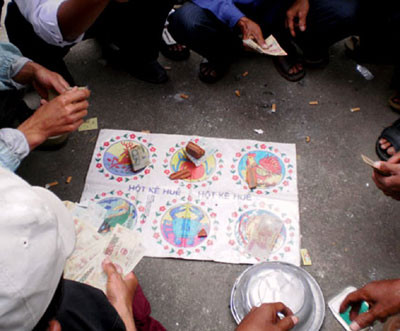 Cường lấy vợ người Tân Lạc, trước khi xảy ra vụ án khoảng 10 ngày, đối tượng có lên nhà vợ và thường xuyên vào hội chợ tham gia trò "bầu, cua, cá". Ngày 8/11, Cường có rủ bạn thân là Nguyễn Đức Ninh (23 tuổi) từ Võng Xuyên lên Tân Lạc chơi. Đêm 11/11, Cường, Ninh đi chơi và kể từ đó không về Tân Lạc hay Phúc Thọ. Điện thoại di động của cả hai cũng bị tắt một cách khó hiểu. (Ảnh minh họa, nguồn internet)