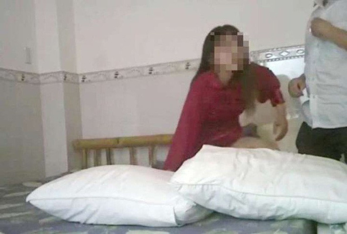  Lộ clip "nóng" với nữ sinh viên, Cục trưởng Cục Thi hành án dân sự được cho nghỉ việc: Ngày 22/5/2020, Tổng cục Thi hành án Dân sự (THADS) đã giải quyết cho thôi việc theo nguyện vọng đối với ông Nguyễn Đức Biên - nguyên Cục trưởng Cục THADS tỉnh Hậu Giang. Trước đó, cuối tháng 2/2020, trên mạng xã hội lan truyền 4 clip (mỗi đoạn dài 3 phút) ghi lại cảnh ân ái của một đôi nam nữ trong resort được cho là ở TP Cần Thơ. Ngay sau khi clip lan truyền, nhiều người dân, cán bộ tỉnh Hậu Giang nhận ra người nam trong clip giống lãnh đạo một ngành ở tỉnh này.