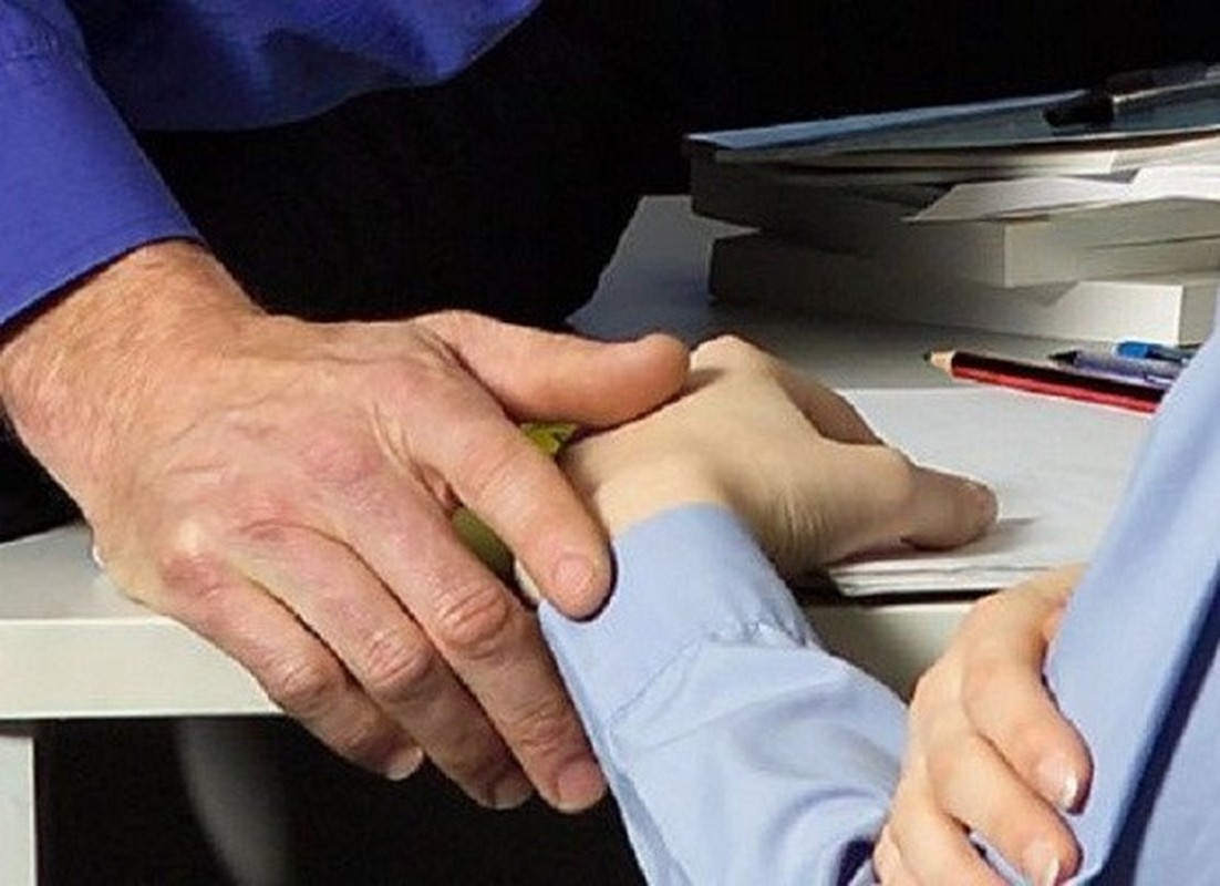 Ngày 15/12/2021, Ban Bí thư đã họp để xem xét, thi hành kỷ luật ông Lê Hùng Sơn. Theo Ban Bí thư, vi phạm của ông Sơn là rất nghiêm trọng, làm tổn hại đến uy tín của tổ chức Đảng, chính quyền, cơ quan, đơn vị công tác và của mỗi cá nhân, gây bức xúc trong cán bộ, đảng viên và dư luận xã hội, đến mức phải thi hành kỷ luật nghiêm theo quy định của Đảng. Ban Bí thư quyết định, thi hành kỷ luật bằng hình thức khai trừ ra khỏi Đảng đối với ông Lê Hùng Sơn.