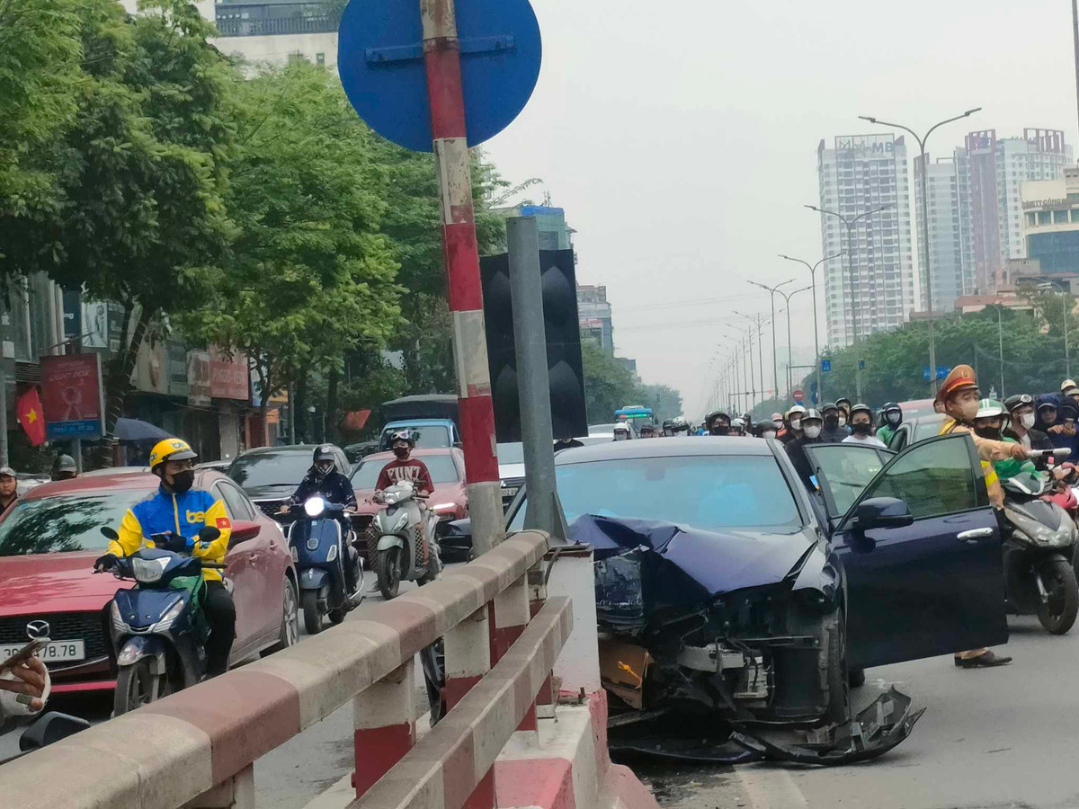 Dam vao chan cau vuot Nga Tu Vong, o to con nat dau-Hinh-2