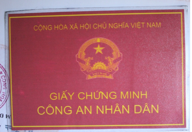  Tước danh hiệu CAND Trưởng Công an xã cùng 2 thuộc cấp: Ngày 18/4/2023, Giám đốc Công an tỉnh Ninh Bình đã ra quyết định tước danh hiệu CAND đối với Thiếu tá Vũ Ngọc Tân (SN 1984, Trưởng Công an xã Khánh An, huyện Yên Khánh); Đại uý Trần Mạnh Cường (SN 1986, Phó Trưởng Công an xã Khánh Thiện, huyện Yên Khánh, nguyên Phó Trưởng Công an xã Khánh An, huyện Yên Khánh). Ngoài 2 cán bộ trên còn có Thượng uý Phan Thanh Tâm (SN 1991, Cán bộ Công an xã Khánh An, huyện Yên Khánh). 3 cán bộ công an trên được xác định đã vi phạm pháp luật trong quá trình công tác. (Ảnh minh họa)
