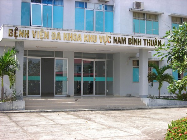  Một thượng úy bị tước danh hiệu CAND: Ngày 26/9/2023, Công an tỉnh Bình Thuận đã thi hành kỷ luật bằng hình thức tước danh hiệu CAND đối với Thượng úy Lê Hữu Tùng (31 tuổi), công tác tại Đội Cảnh sát hình sự Công an huyện Đức Linh. Thượng úy Lê Hữu Tùng bị kỷ luật vì có liên quan trong vụ một người dân tử vong khi làm việc tại trụ sở Công an huyện Đức Linh. Theo đó, tối 3/9, anh B.V.H (28 tuổi, nghi can trong vụ trộm chó xảy ra vào ngày 2/9) được mời về trụ sở Công an huyện Đức Linh làm việc. Đến khoảng 21h cùng ngày, anh H. có biểu hiện mệt, khó thở nên được đưa đến Bệnh viện Đa khoa khu vực Nam Bình Thuận khám. Tuy nhiên anh H. đã tử vong.