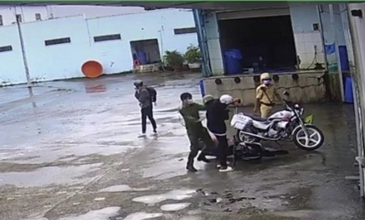  Tước danh hiệu CAND 3 cán bộ công an bạo lực với 2 thiếu niên: Chiều 30/9/2022, Đại tá Lâm Thành Sol - Giám đốc Công an tỉnh Sóc Trăng đã có quyết định kỷ luật với đối với 5 CBCS liên quan đến vụ bạo lực với 2 thiếu niên... Theo đó, tước danh hiệu CAND đối với 3 cán bộ, gồm: Đại úy Châu Minh Trung; Trung úy Nguyễn Quang Thái và Thượng úy Đoàn Tấn Phong; kỷ luật bằng hình thức cách chức Phó Đội trưởng xuống làm cán bộ đối với Đại úy Hứa Trường An; kỷ luật cảnh cáo Đại úy Trần Minh Đời liên quan đến vụ bạo lực với 2 thiếu niên...