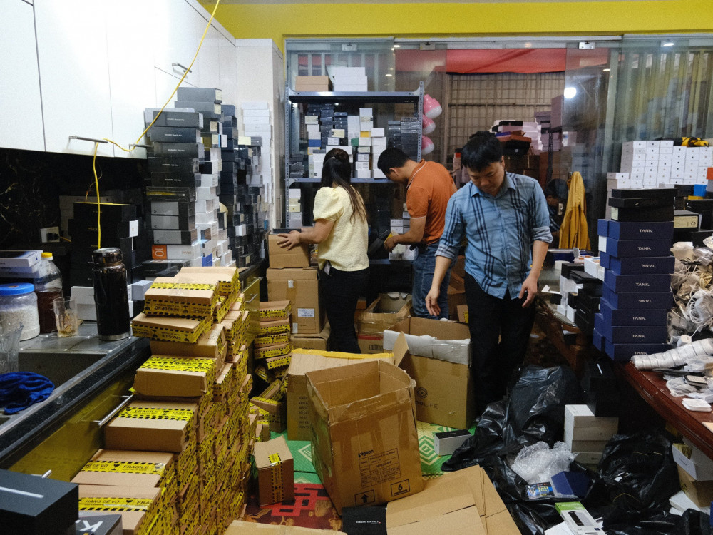 Ngày 8/4, thông tin từ Công an tỉnh Hà Tĩnh cho biết đơn vị vừa triệt phá đường dây bán điện thoại giả mạo trên các nên tảng mạng xã hội Facebook, Shopee, Lazada, TikTok, Tiki, khởi tố vụ án, khởi tố 22 bị can về hành vi Lừa đảo chiếm đoạt tài sản, thu giữ 20 máy tính các loại, khoảng 3000 điện thoại chất lượng kém, hàng giả là công cụ để thực hiện hành vi phạm tội, cùng nhiều đồ vật tài liệu có liên quan. 