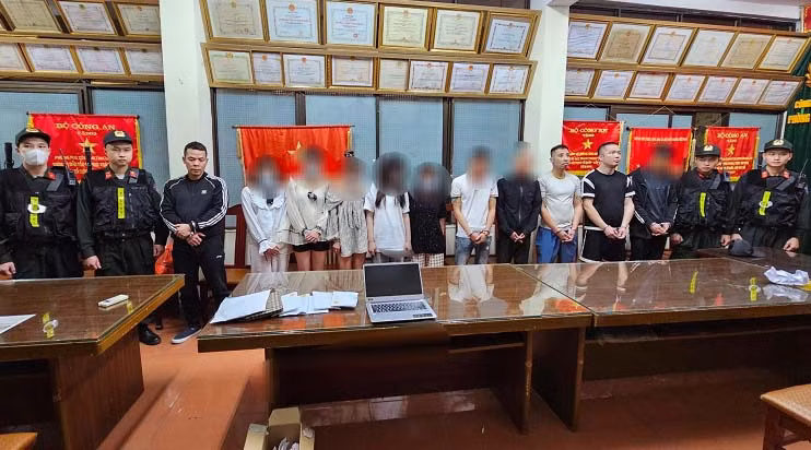 Bat nhom nam nu “thac loan” trong quan karaoke o Lang Son: