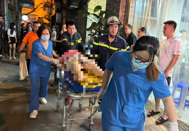 Ha Noi: Giai cuu nguoi phu nu nga tu tang 4 khi phoi quan ao