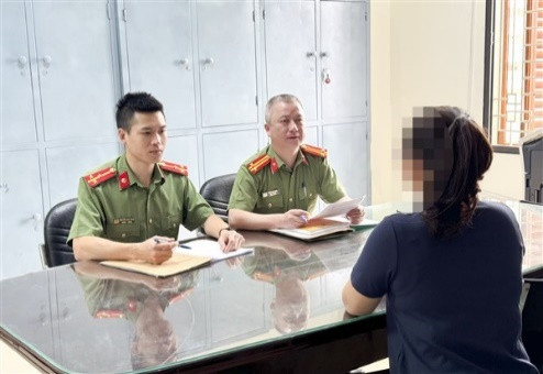 Ha Noi: Xu phat co gai tung tin khong lam toc thi bi xu ly-Hinh-2