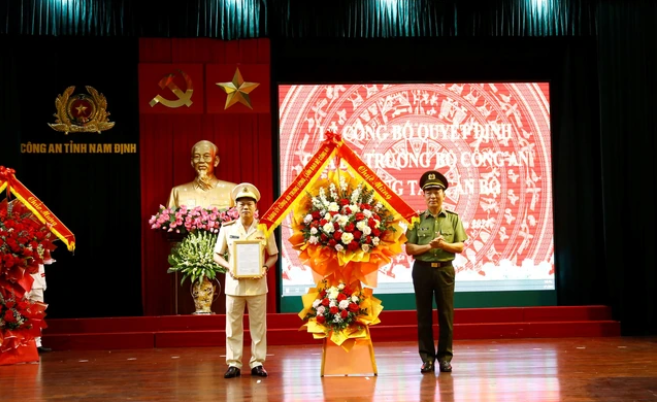 Bên cạnh đó cùng Đảng ủy, Ban Giám đốc Công an tỉnh Nam Định tiếp tục phát huy truyền thống tốt đẹp của ngành và những kinh nghiệm quý trong công tác bảo đảm an ninh, trật tự; tiếp tục có những giải pháp hữu hiệu trong tham mưu chiến lược, tạo ra nhiều đột phá, tạo điểm nhấn, góp phần xây dựng lực lượng Công an tỉnh Nam Định cách mạng, chính quy, tinh nhuệ, hiện đại.