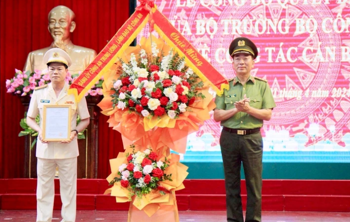 Thượng tướng Trần Quốc Tỏ - Thứ trưởng Bộ Công an - chúc mừng Đại tá Nguyễn Hữu Mạnh nhận nhiệm vụ mới và đề nghị đại tá tiếp tục phát huy năng lực, sở trường, kinh nghiệm trong quá trình công tác, xứng đáng là người chỉ huy gương mẫu, vững vàng bản lĩnh chính trị và đạo đức cách mạng, không ngừng nỗ lực phấn đấu, rèn luyện nâng cao trình độ về mọi mặt.