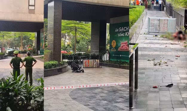 Ha Noi: Nguoi phu nu roi tu tang 25 chung cu xuong dat tu vong