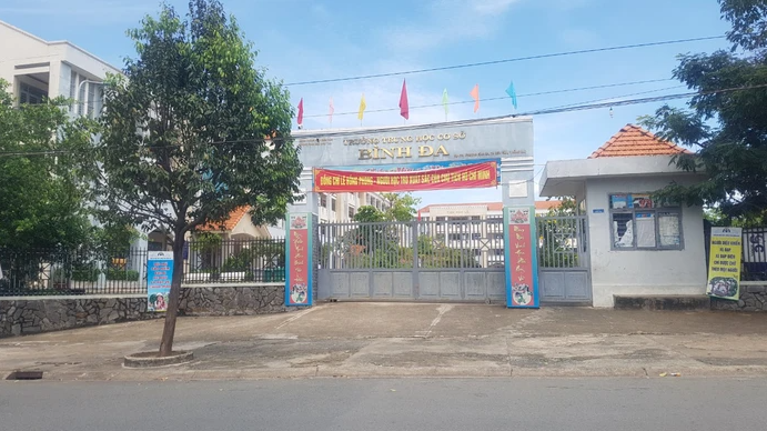  Rơi xuống sân trường, nữ sinh ở Đồng Nai tử vong: Ngày 8/10/2022, trong giờ ra chơi, em N.N.M.N (học sinh khối lớp 8 trường THCS Bình Đa, TP Biên Hoà) đã rơi từ tầng 4 của trường xuống đất. Phát hiện sự việc, nhà trường đã đưa em đến bệnh viện cấp cứu nhưng do vết thương quá nặng nên em N đã không qua khỏi. Được biết, mọi sinh hoạt, học tập ở trường của em trước đó đều diễn ra bình thường.