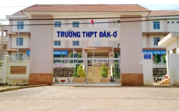  Nghi rơi từ tầng 3, một hiệu trưởng tử vong dưới sân trường: Sáng 8/6/2022, một số nhân viên ở Trường THPT Đắk Ơ, huyện Bù Gia Mập, tỉnh Bình Phước nghe tiếng động mạnh nhưng nghĩ không có chuyện gì. Một lúc sau, có người đến tìm gặp hiệu trưởng là ông B. (51 tuổi, ngụ TP Đồng Xoài) thì bàng hoàng phát hiện ông B. nằm bất động dưới sân trường và đã tử vong. Qua khám nghiệm hiện trường, bước đầu cơ quan công an nhận định, nhiều khả năng nạn nhân tử vong do rơi từ tầng 3 xuống.