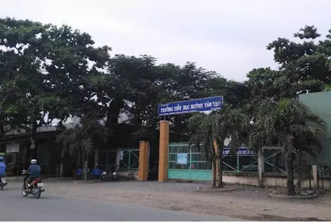  Học sinh lớp 3 bất ngờ tử vong giữa sân trường: Trưa 17/3/2023, nhân viên tạp vụ trường Tiểu học Huỳnh Văn Tạo (xã Đức Hòa Thượng, huyện Đức Hòa, Long An) phát hiện em H.M.H (9 tuổi) học sinh lớp 3/1, ngất xỉu giữa sân trường nên hô hoán. Nhiều giáo viên chạy đến kiểm tra, phát hiện em H. có biểu hiện trào ngược thức ăn từ mũi và miệng, ngưng thở. Em H. được đưa đến Trạm y tế xã Đức Hòa Thượng rồi chuyển tiếp đến Bệnh viện Hậu Nghĩa, nhưng nạn nhân đã tử vong. Theo thông tin từ gia đình, em H. không có tiền sử bệnh lý, thể trạng khỏe mạnh. Sáng cùng ngày, ở nhà, em vẫn ăn uống sinh hoạt bình thường. 