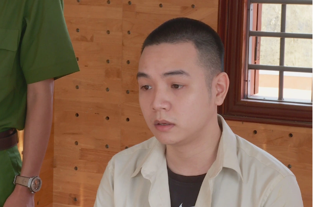  Người đàn ông bị lừa hơn 1 tỷ đồng vì tìm người tâm sự trên ứng dụng hẹn hò: Ngày 3/10/2023, Công an tỉnh Đắk Lắk vừa bắt giữ một đối tượng trong đường dây lừa đảo hơn 300 người tham gia ứng dụng trên internet để chiếm đoạt hàng trăm tỷ đồng. Theo điều tra, ông H. (ngụ TP Buôn Ma Thuột, Đắk Lắk) đã truy cập internet tìm bạn khác giới tâm sự trên ứng dụng "kỹ nữ" và được nhân viên hướng dẫn rồi chiếm đoạt hơn 1 tỷ đồng. Tiếp nhận tin báo, cơ quan công an vào cuộc điều tra, xác định đối tượng Vũ Duy Sơn (26 tuổi, ngụ quận Hà Đông, TP Hà Nội) là một trong những thành viên của đường dây lừa đảo này.