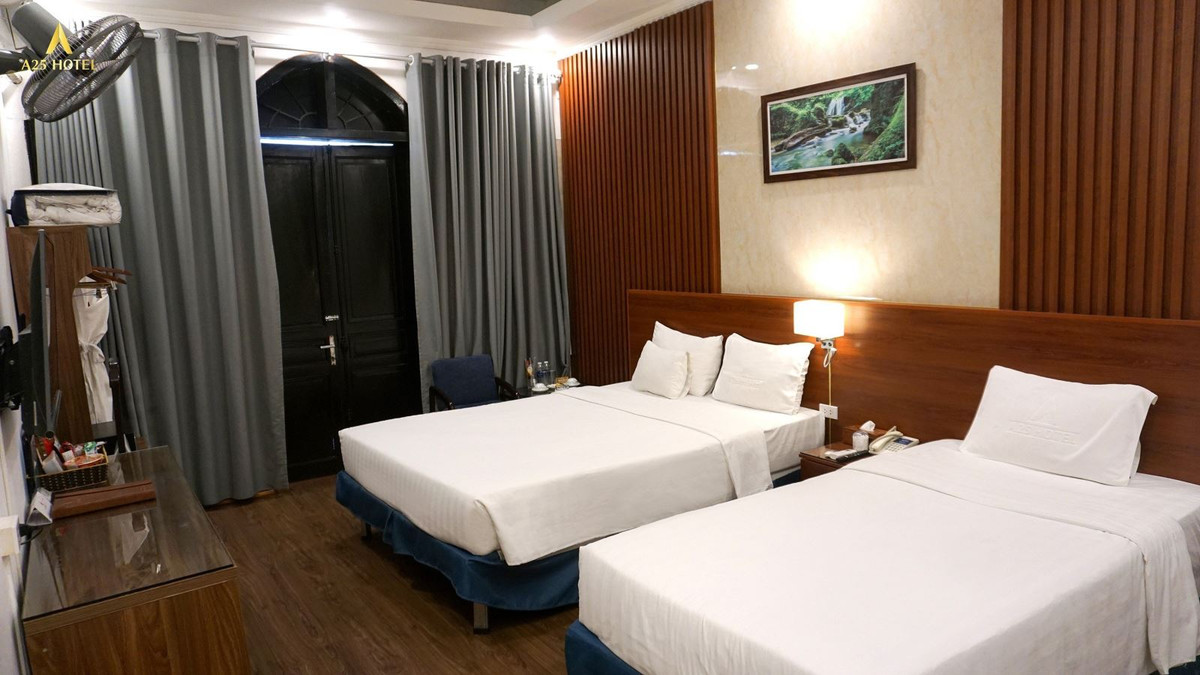 Tối hôm đó, cả hai thuê khách sạn nghỉ qua đêm. Đến sáng 10/5, Linh chở chị Th. đi chơi trong thành phố để tìm cơ hội ra tay chiếm đoạt tài sản. Thấy chị Th. mang trên người nhiều vòng vàng, Linh giả vờ khuyên nên cất vào cốp xe để tránh bị cướp. Tin lời “người tình trên mạng”, chị Th. tháo hết vòng vàng và bóp tiền cho vào cốp xe. Chiều cùng ngày, Linh chở chị Th. đến cây xăng số 14, đường Phan Văn Hớn, quận 12 ghé vào đổ xăng. Linh nói chị này chạy sang bên đường mua canh bún về ăn rồi phóng xe chạy mất. (Ảnh minh họa, nguồn internet)