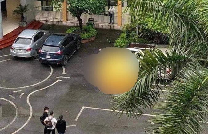 Nam sinh roi tu tang 5 toa nha trong truong dai hoc, tu vong