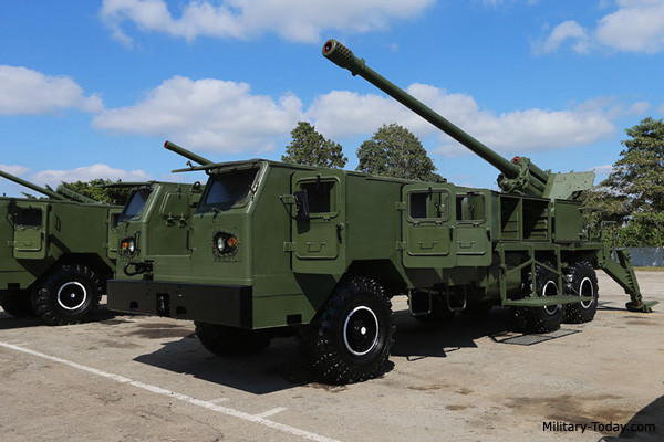 Sau khủng hoảng tên lửa Cuba năm 1962, Washington áp đặt lệnh cấm vận kinh tế đối với La Habana. Hiện nay, Mỹ và Cuba đã cải thiện quan hệ ngoại giao, nhưng lệnh cấm vận vẫn còn hiệu lực. Trong hơn 50 năm chịu lệnh cấm của Mỹ, nền kinh tế Cuba gặp rất nhiều khó khăn. Tuy nhiên, trong bối cảnh bị bao vây kinh tế, công nghiệp quốc phòng Cuba vẫn có những bước phát triển vượt bậc. Cuba đã chế tạo thành công nhiều vũ khí hiện đại trong đó nổi bật là pháo tự hành Jupiter V 130 mm. Ảnh: Lựu pháo tự hành Jupiter V của quân đội Cuba.