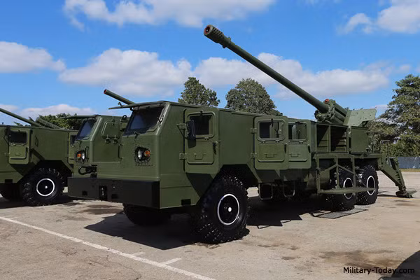 Sau khủng hoảng tên lửa Cuba năm 1962, Washington áp đặt lệnh cấm vận kinh tế đối với La Habana. Hiện nay, Mỹ và Cuba đã cải thiện quan hệ ngoại giao, nhưng lệnh cấm vận vẫn còn hiệu lực. Trong hơn 50 năm chịu lệnh cấm của Mỹ, nền kinh tế Cuba gặp rất nhiều khó khăn. Tuy nhiên, trong bối cảnh bị bao vây kinh tế, công nghiệp quốc phòng Cuba vẫn có những bước phát triển vượt bậc. Cuba đã chế tạo thành công nhiều vũ khí hiện đại trong đó nổi bật là pháo tự hành Jupiter V 130 mm. Ảnh: Lựu pháo tự hành Jupiter V của quân đội Cuba.