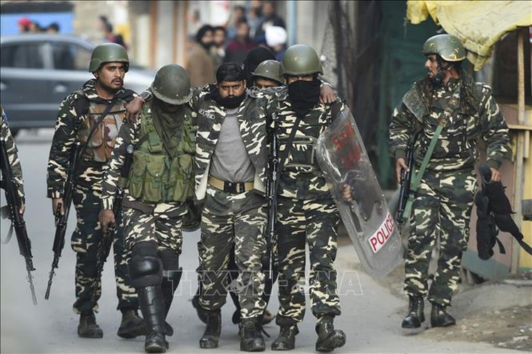 Hồi tháng 5/2020, Ấn Độ cáo buộc Pakistan vi phạm lệnh ngừng bắn 2.000 lần từ đầu năm, còn Pakistan tuyên bố Ấn Độ vi phạm 957 lần.