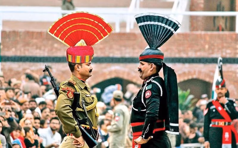 Biên giới Ấn Độ - Pakistan gồm ba đoạn LoC, WB và biên giới quốc tế. LoC được thiết lập trên cơ sở đường ngừng bắn theo Thỏa thuận Karachi ký năm 1949 giữa Ấn Độ và Pakistan, được Liên Hợp Quốc bảo trợ.