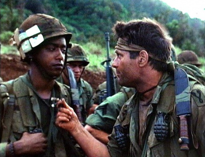 Khác với kiểu dáng hình dẹt dài và có khứa cạnh như quả Mark 2, lựu đạn M61 lại có hình dáng "tròn vo" vừa vặn trong lòng bàn tay người lính. Nguồn ảnh: Pinterest.