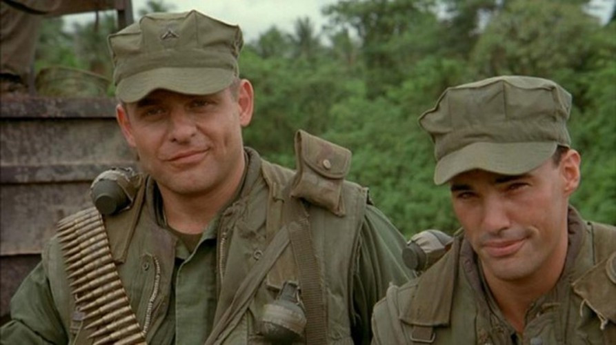 Cũng sử dụng cơ chế mỏ vịt để ném, lựu đạn M61 không có khứa cạnh nên khả năng sát thương bằng mảnh văng của nó là không cao. Ngược lại, loại lựu đạn này lại có khả năng sát thương tốt bằng áp lực nổ. Nguồn ảnh: Pinterest.