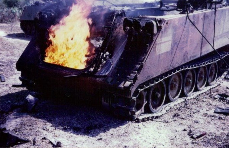 Loại lựu đạn này đặc biệt nguy hiểm ở chỗ có thể đốt chảy các loại xe tăng và xe thiết giáp khi phát nổ ở cự ly gần. Binh lính Mỹ thậm chí còn được khuyến cáo treo lựu đạn AN/M14 ở ngoài xe thiết giáp thay vì mang vào bên trong để tránh gây tai nạn khi hành quân. Nguồn ảnh: Pinterest.