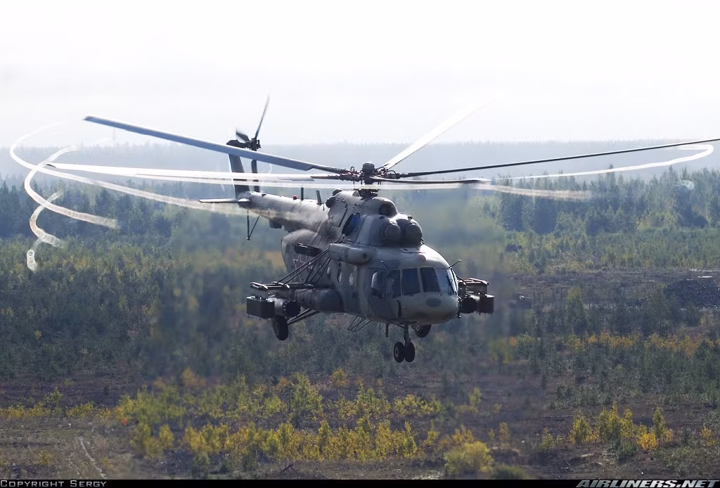 Mi-17V-5 có thể đạt tốc độ bay tối đa 250km/h, tầm bay tiêu chuẩn 580km và có thể tăng lên 1.065km nếu mang theo 2 thùng dầu phụ, trần bay 6.000m. Nguồn ảnh: Airlines.net