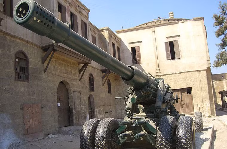 Được đưa vào bảo tàng nghĩa là khẩu pháo này đã bị loại biên chế từ lâu, không có đạn dược hay phụ tùng thay thế để nó có thể hoạt động tốt. Tuy nhiên, với phiến quân Syria vốn có sẵn “tinh thần tận dụng sạch mọi thứ có thể” thì không loại trừ khả năng chúng có thể tìm ra cách khôi phục hoạt động của khẩu đại pháo này. Bởi nên nhớ, đã có thông tin phiến quân Syria đem cả pháo thần công thế kỷ 18-19 ra sử dụng trong cuộc nội chiến. Nguồn ảnh: Wikipedia