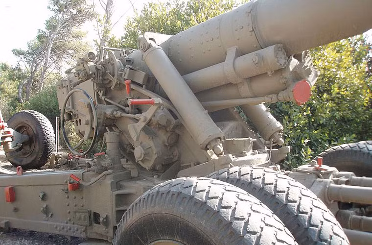Pháo được bắn với sự sử dụng thước ngắm cơ khí S-85 với thước ngắm toàn cảnh pháo binh PG-1M và thước ngắm MBShP dẫn bắn trực xạ. Nguồn ảnh: Wikipedia