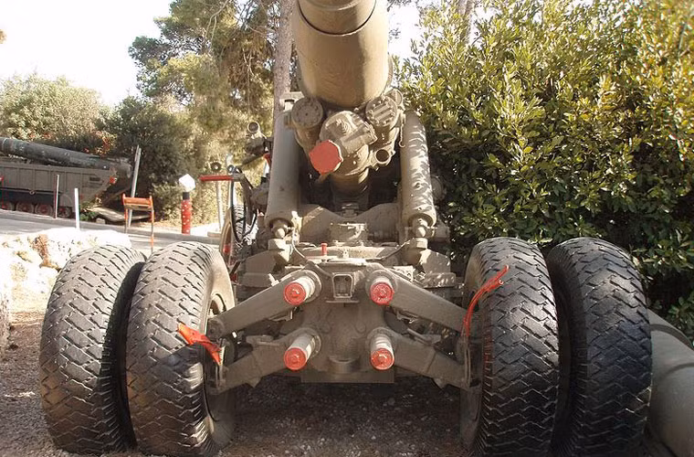 Pháo có các thiết bị giảm giật thủy khí: bộ giảm giật thủy lực dạng van trượt – rãnh và bộ phận giảm giật thủy khí. Cơ chế dẫn bắn của pháo bảo đảm góc tầm từ -2 đến 50 độ, góc hướng 40 độ. Cơ cấu nâng có dạng hình quạt và hai tốc độ dẫn bắn. Cơ chế quay dạng hình quạt, bố trí trên thùng đầu của khung trên . Tất cả các cơ chế có thiết bị dẫn động bằng tay (tay quay). Cơ chế cân bằng dạng thủy khí. Nguồn ảnh: Wikipedia