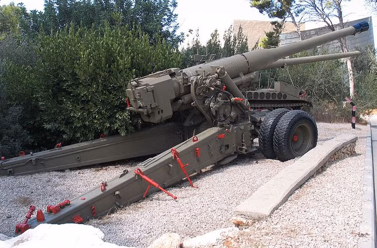 Pháo S-23 được thiết kế theo bố cục truyền thống của pháo binh với khung hai càng và trong trạng thái chiến đấu, bánh trước được tách. Nòng pháo dài 7.170mm (gấp 39,8 lần cỡ nòng) và cấu tạo từ ống, vỏ bọc, các khớp chốt, bộ phận nạp đạn và loa hãm lùi đầu nòng. Nguồn ảnh: Wikipedia